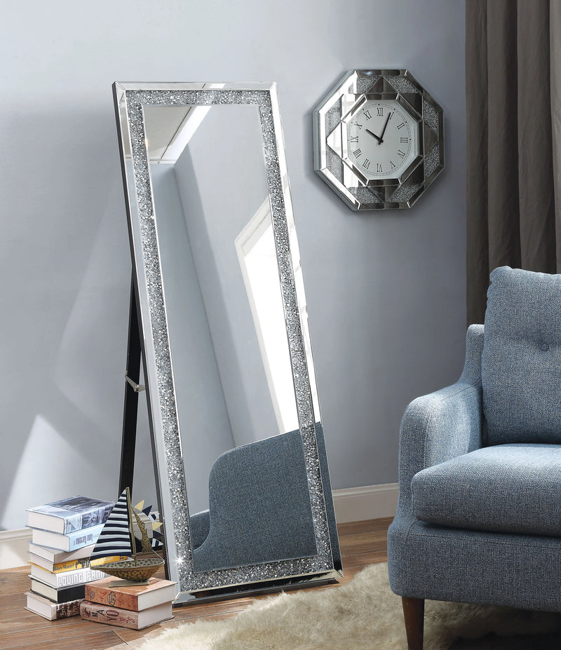 Espejo decorativo de pie Noralie con diamantes de imitación y efecto de espejo