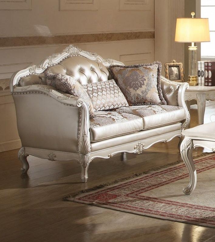 Loveseat Acme Chantelle con 3 almohadas en blanco perla 53541