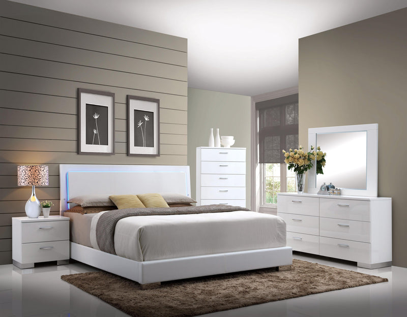Cama Queen Lorimar blanca de poliuretano con patas cromadas