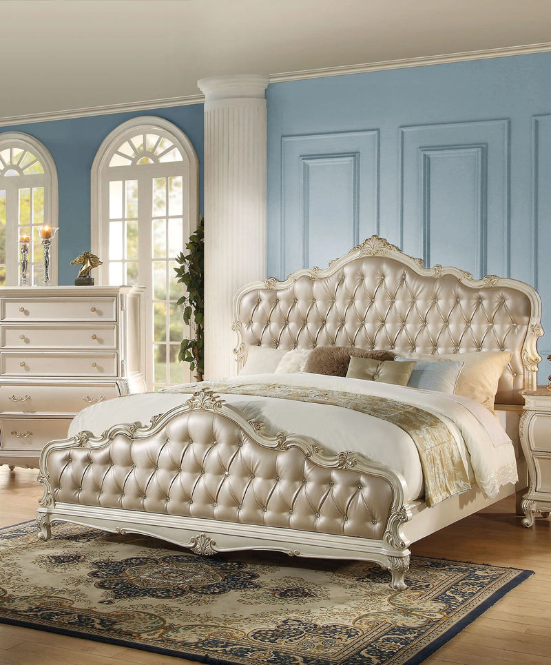Cama King Acme Chantelle con paneles tapizados con botones en blanco perla 23537EK