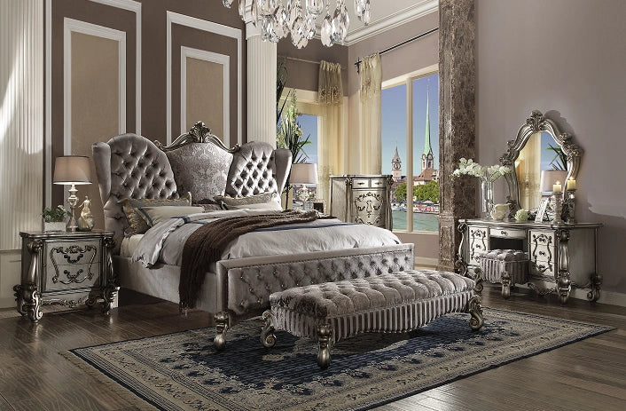 سرير ملكي مخملي بتصميم فرساي وبلمسة بلاتينية عتيقة